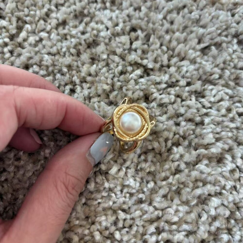 Elegant Gold Tone Pearl Ring – Brand New